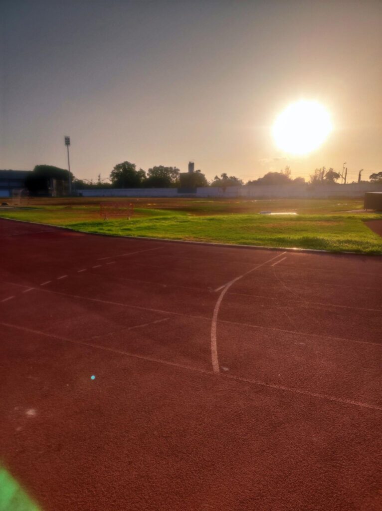 Pista de atletismo con sol en agosto